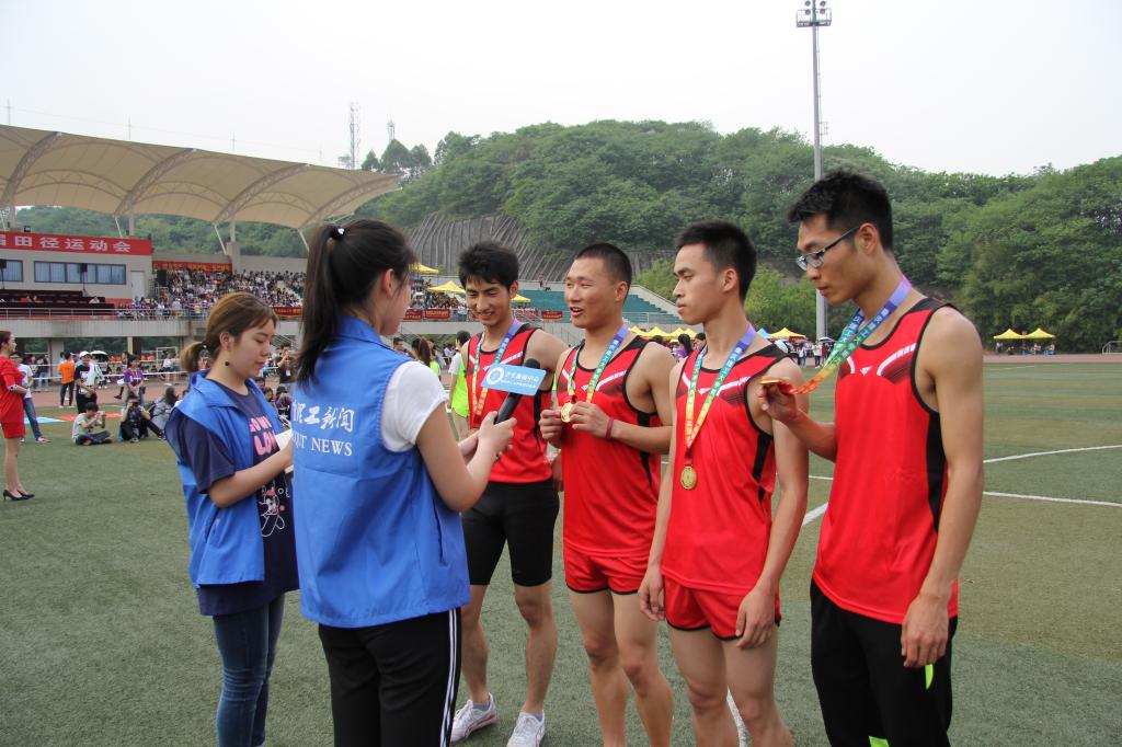 我院健儿接受校新闻中心采访